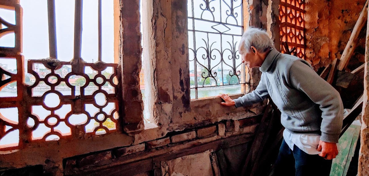 Nỗi lo của người dân trong những ngôi nhà ở chung cư cũ.