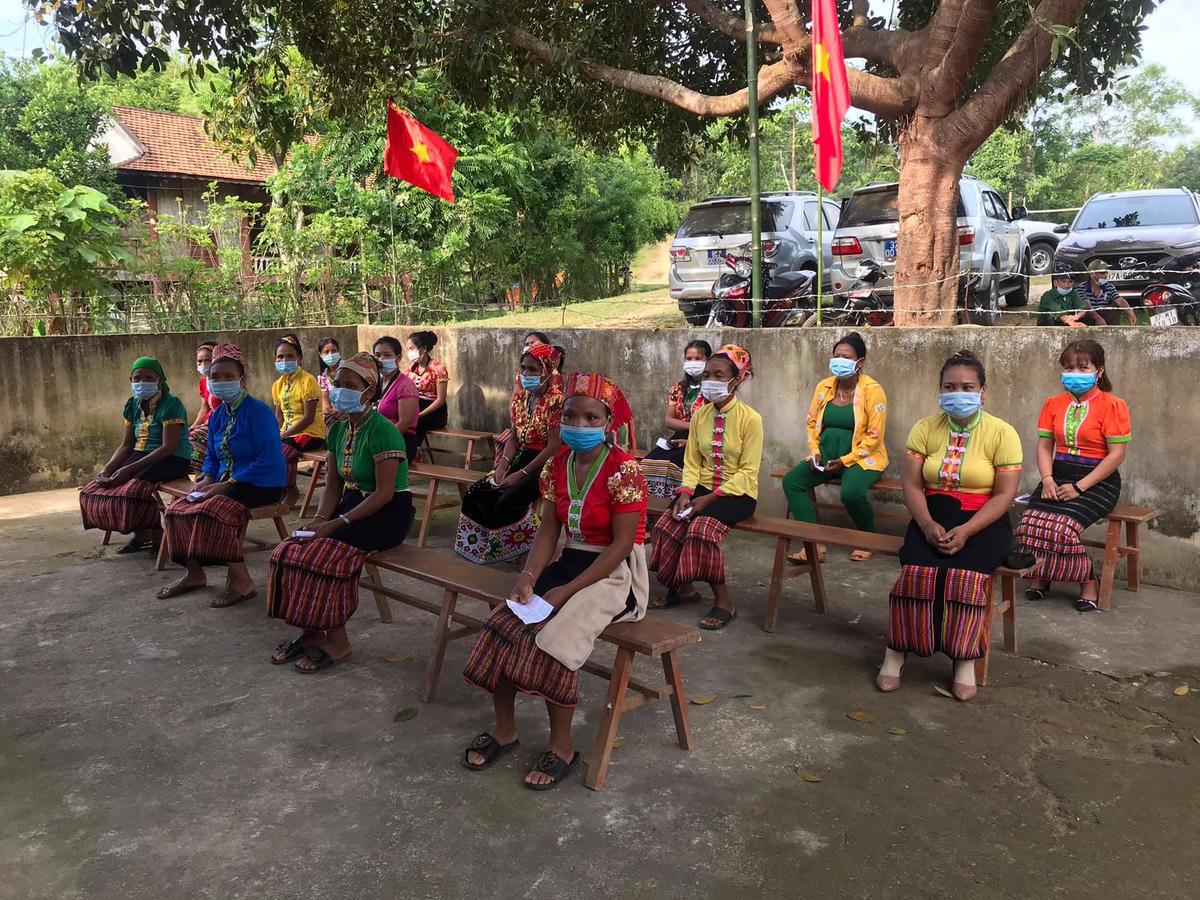 Người dân xã Thạch Ngàn, huyện Con Cuông chờ đến lượt bỏ phiếu (Ảnh: Lăng ALex).