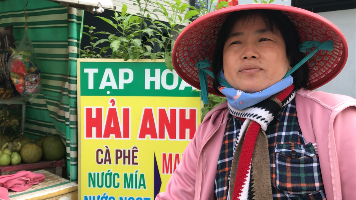 Người dân kể chuyện đàn khỉ vào nhà giật đồ ăn