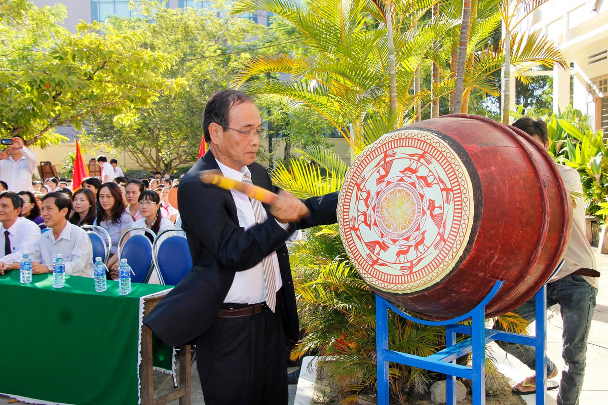 Thầy hiệu trưởng đánh trống khai giảng năm học mới.