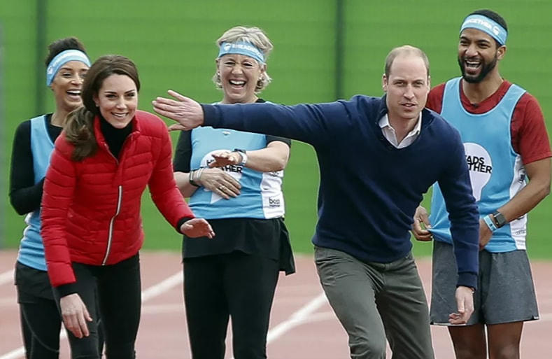 Nữ công tước xứ Cambridge Catherine và Hoàng tử William, Công tước xứ Cambridge của Anh vui vẻ khi bắt đầu cuộc đua tiếp sức, trong một sự kiện đào tạo để quảng bá cho tổ chức từ thiện Heads Together, tại Công viên Olympic Nữ hoàng Elizabeth ở London, năm 2017.