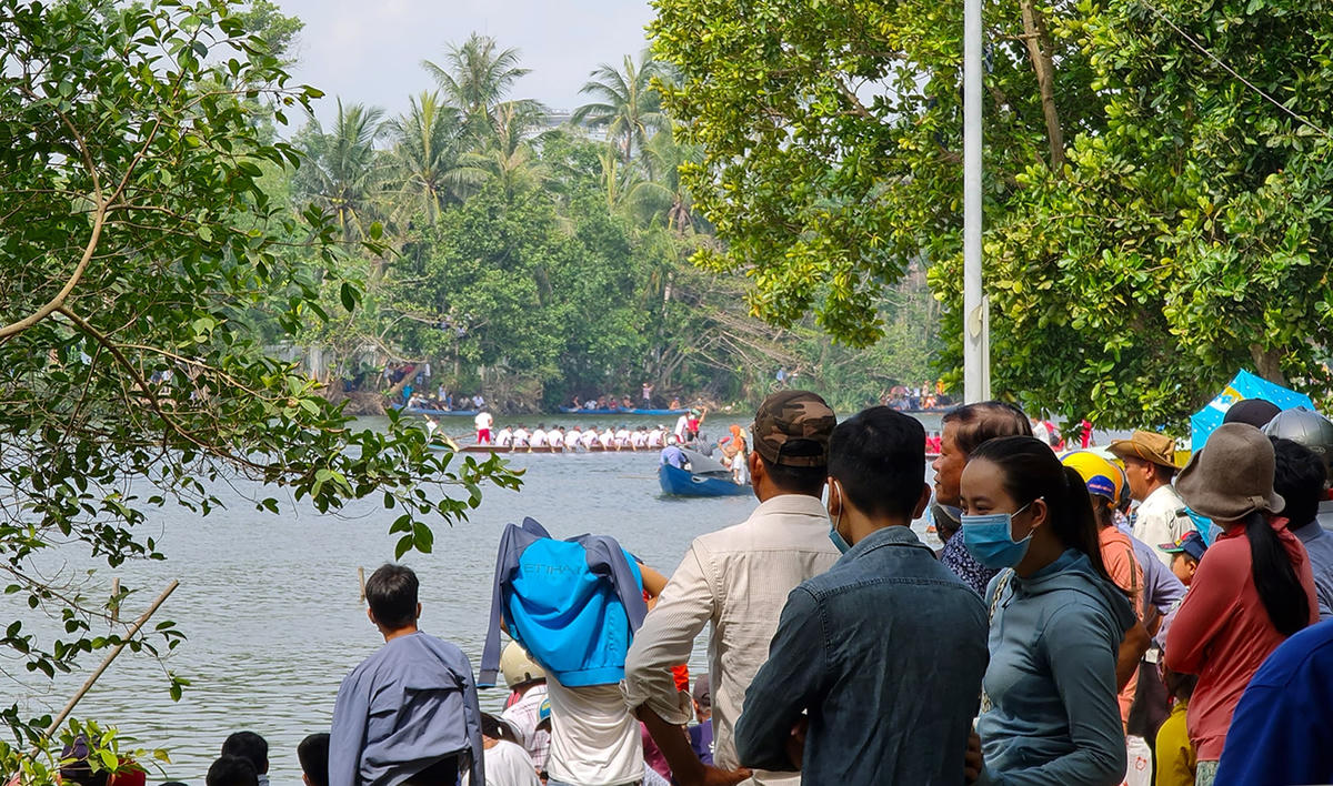 Đông đảo người dân chen chân 2 bên bờ sông để xem đua thuyền.
