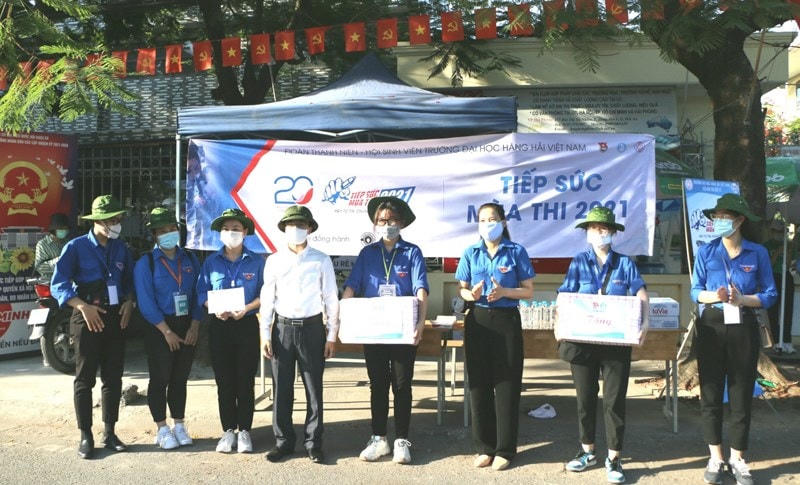 Sinh viên Hải Phòng với hoạt động tiếp sức mùa thi 2021.
