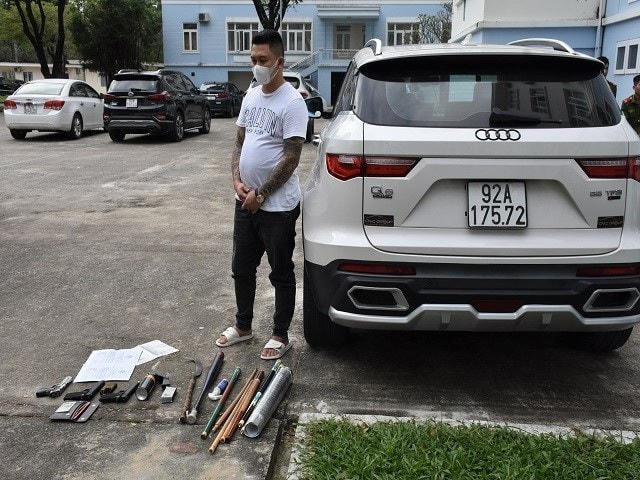 Đối tượng Lê Nam Chung cùng các vũ khí nóng trên xe ô tô.