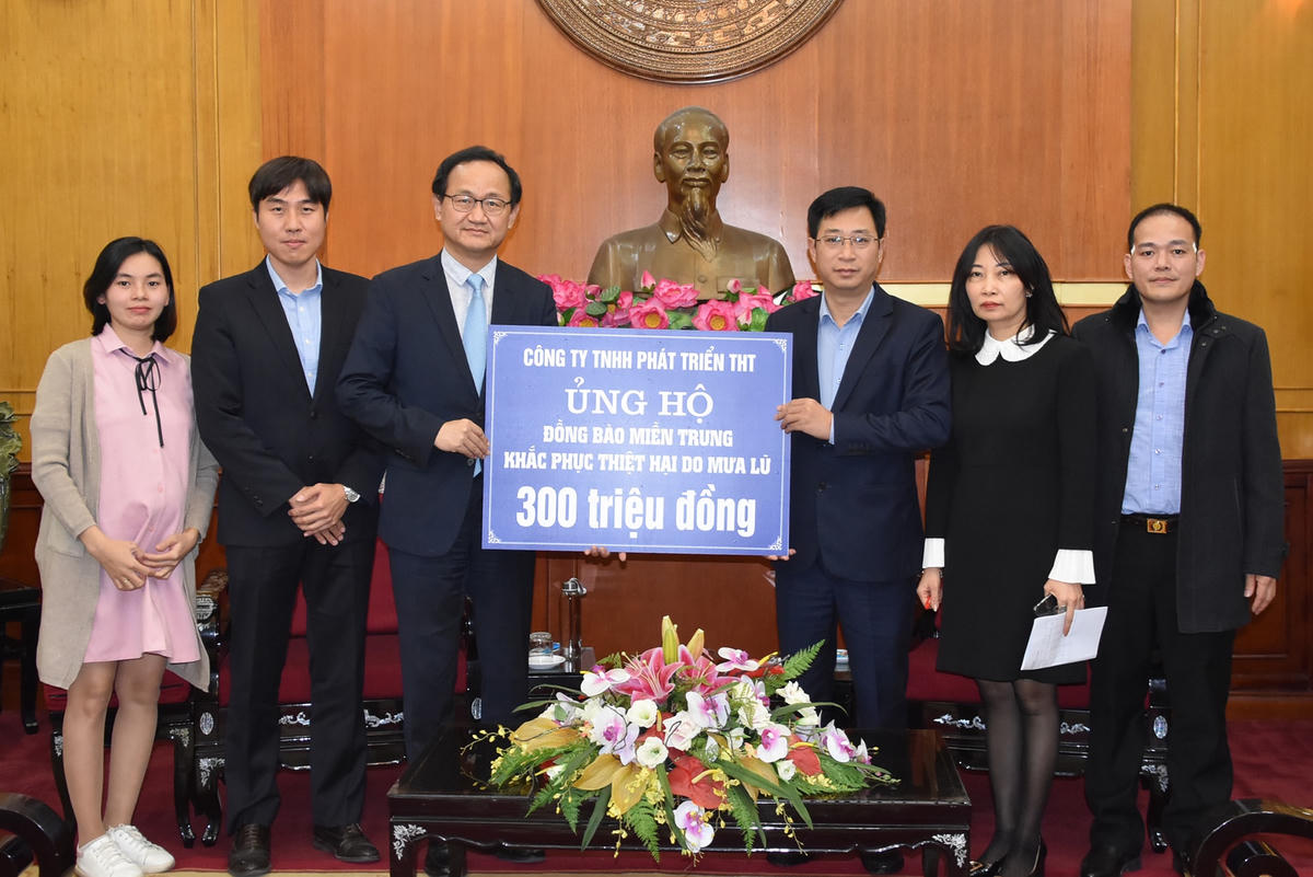 Ông Cao Xuân Thạo, Chánh Văn phòng UBTƯ MTTQ Việt Nam tiếp nhận ủng hộ từ Công ty TNHH phát triển THT.