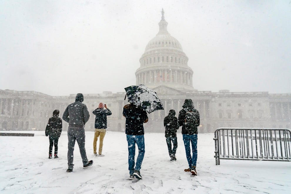 Du khách thích thú trước những trận tuyết trắng xóa bao phủ Đồi Capitol ở thủ đô Washington ngày 3/1/2022. Ảnh: USA Today.