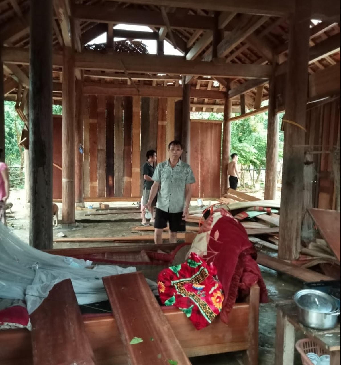 Nhà cửa của người dân bị hư hỏng sau trận lốc xoáy, mưa đá.