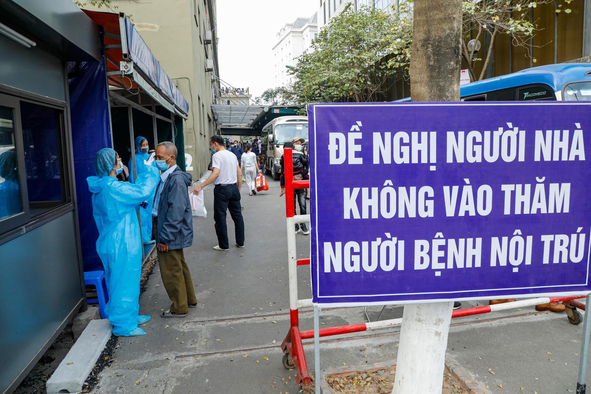 Kiểm soát chặt chẽ từ cửa vào bệnh viện.