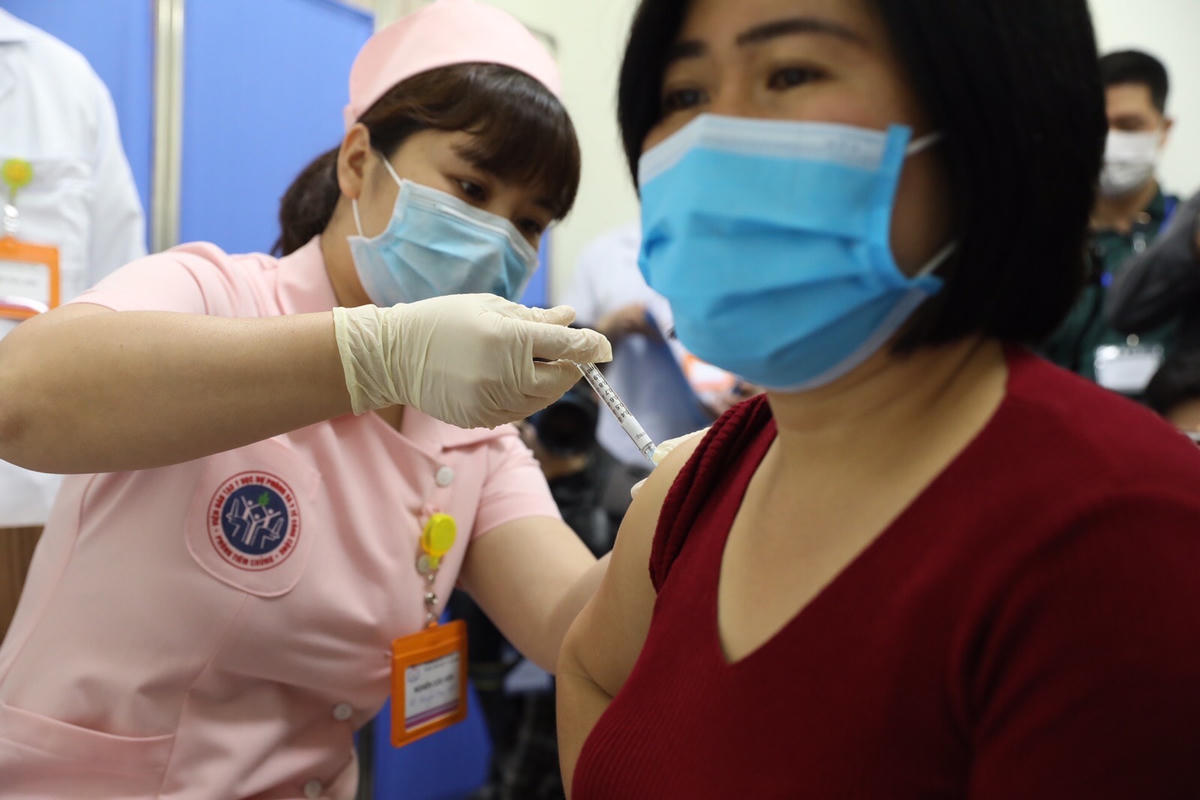 Tiêm thử nghiệm vaccine phòng Covid-19 cho tình nguyện viên.