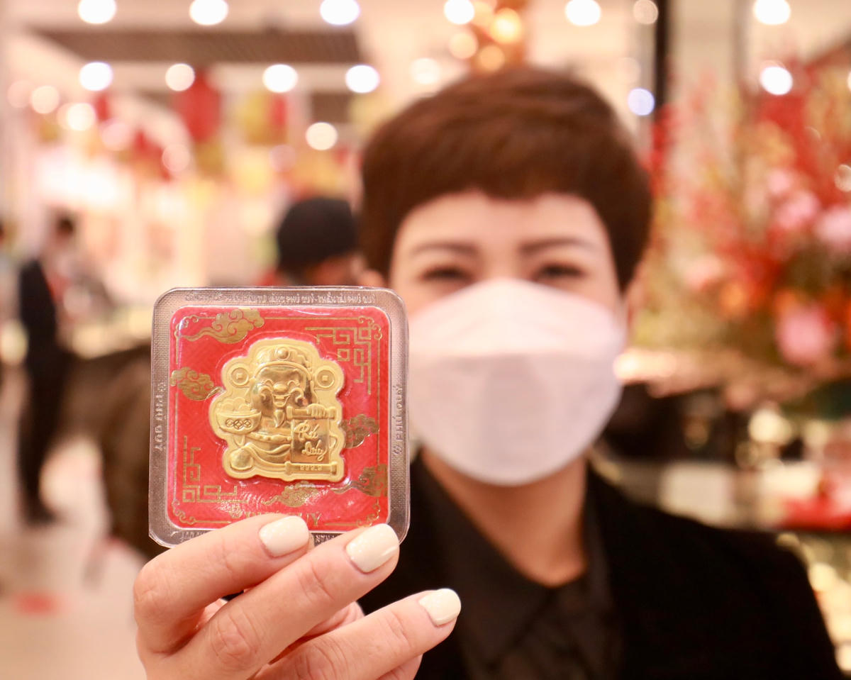Người mua vàng trong ngày này quan niệm mua vàng lấy "vía" ngày Thần Tài sẽ có cả năm buôn may bán đắt, may mắn, tài lộc.