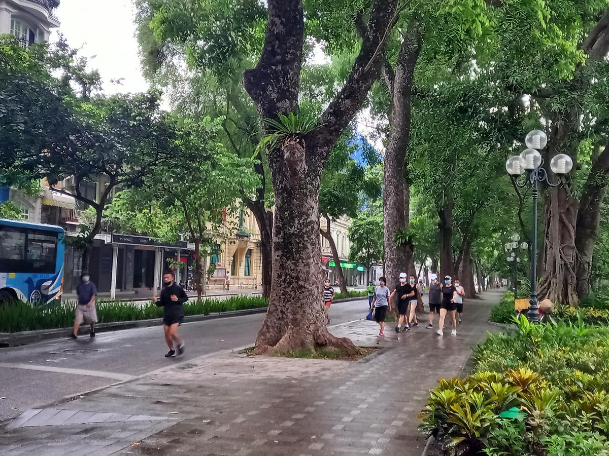 Xung quanh khu vực hồ Hoàn Kiếm (quận Hoàn Kiếm), mặc dù chính quyền thông báo nhưng người dân vẫn không chấp hành.