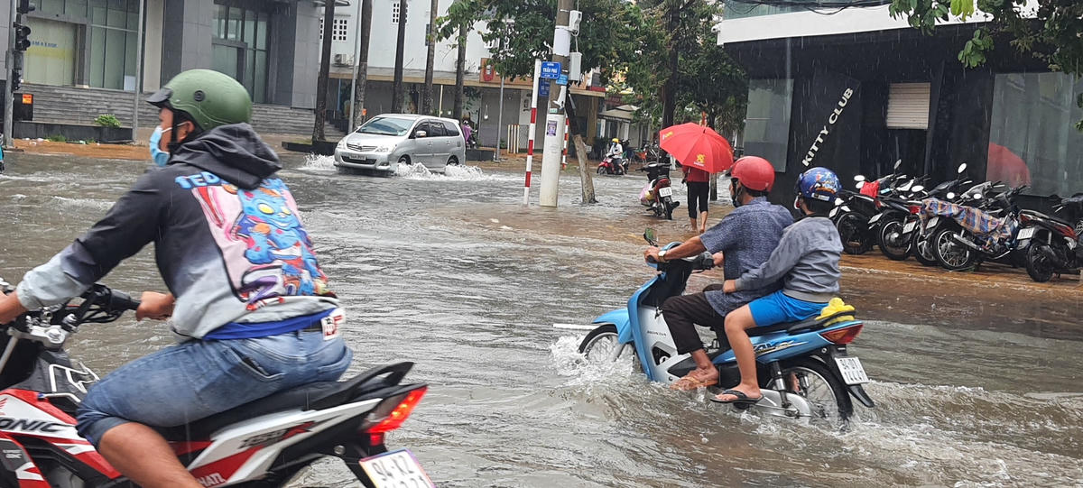 Một số hình ảnh đường phố TP Bạc Liêu sau cơn mưa cực lớn vào sáng ngày hôm nay.
