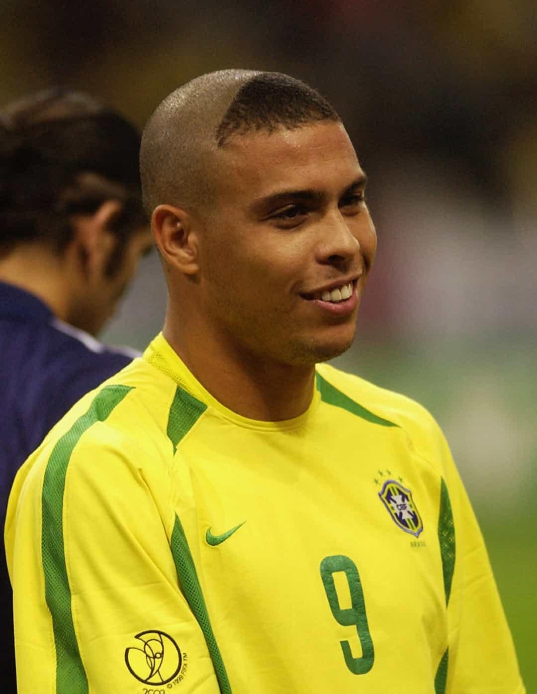 Tại FIFA World Cup 2002, Ronaldo đã chọn kiểu tóc này để báo chí tập trung vào nó chứ không phải màn trình diễn của anh.  