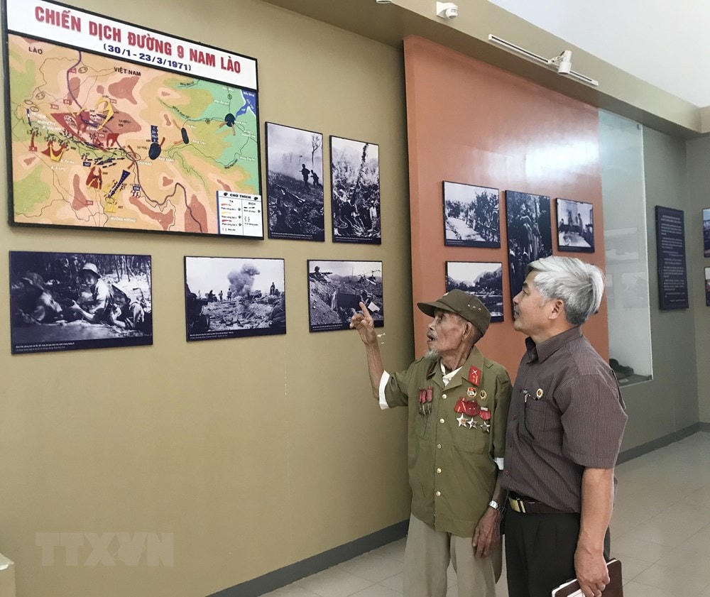 Cựu chiến binh Hồ Xuân Dừng (bìa trái), thôn Húc Váng, xã Húc, huyện Hướng Hóa người từng tham gia yểm trợ trong Chiến dịch Đường 9-Nam Lào. (Ảnh: Thanh Thủy/TTXVN).