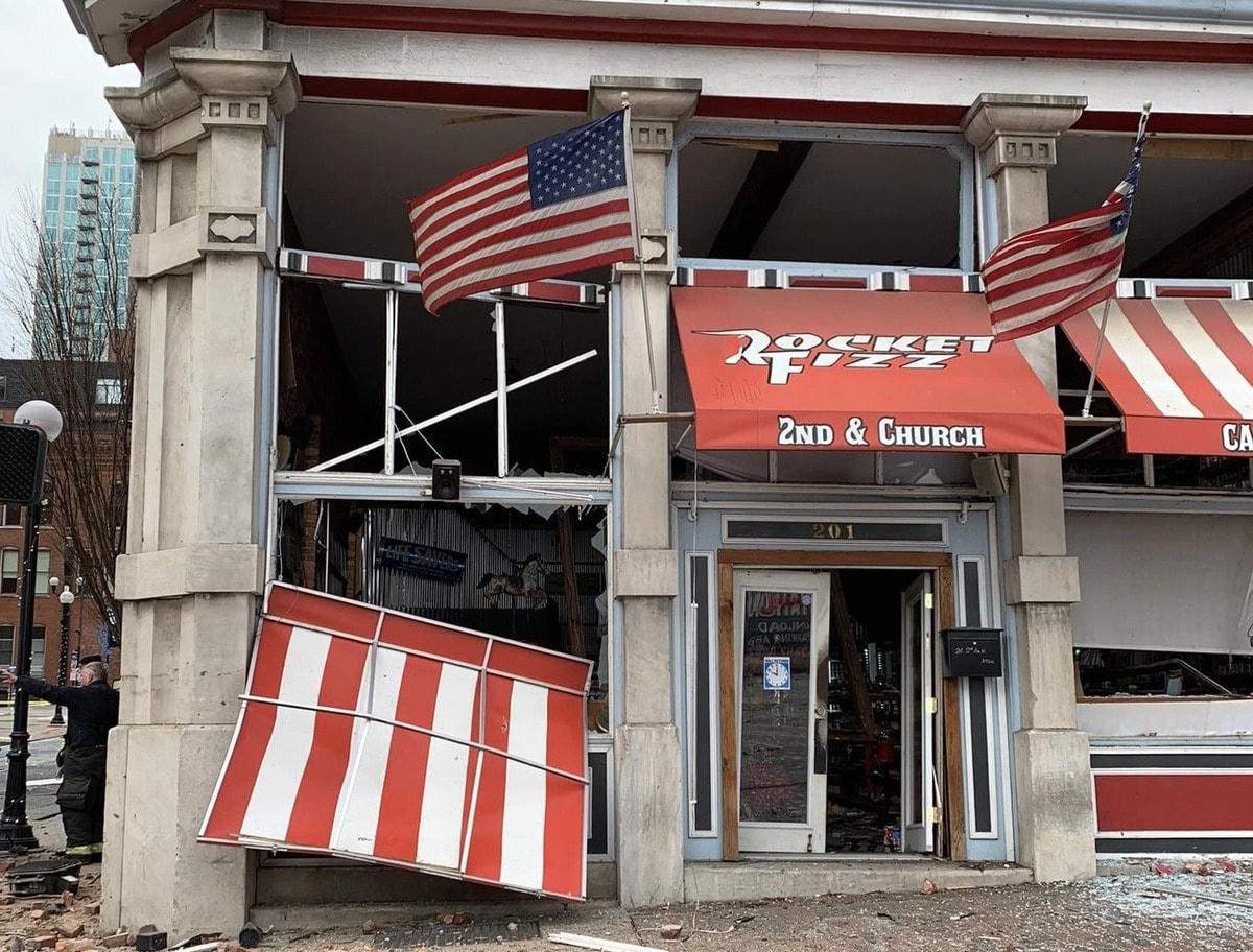 Một cửa hàng bị hư hỏng sau vụ nổ rung chuyển Nashville. Ảnh: AFP.