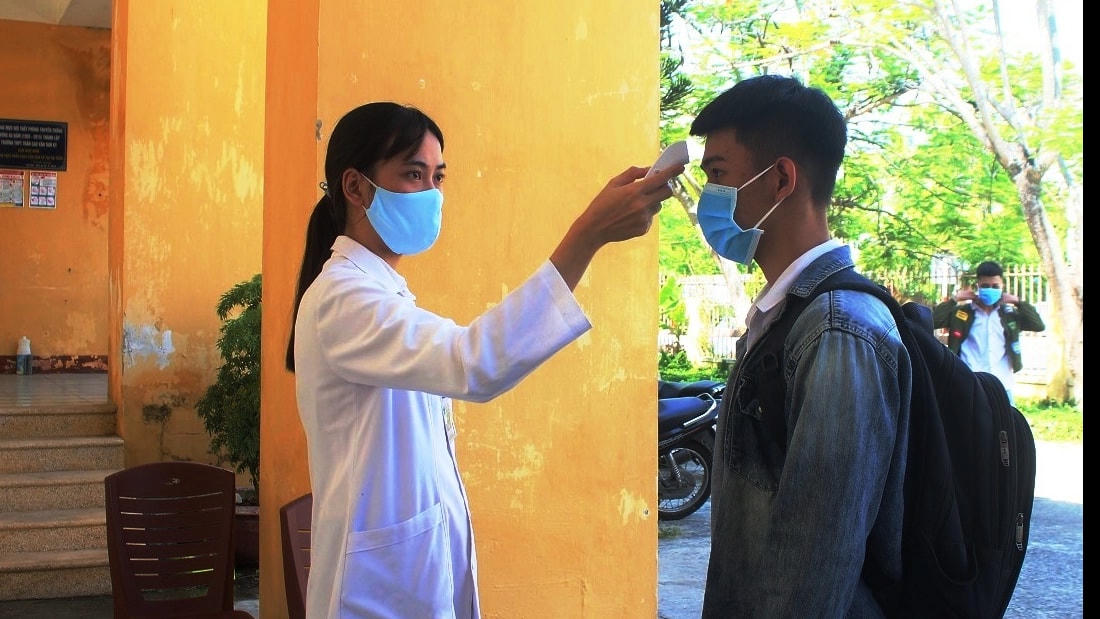 Đo thân nhiệt thí sinh trước khi vào phòng thi (đợt thi 1)  