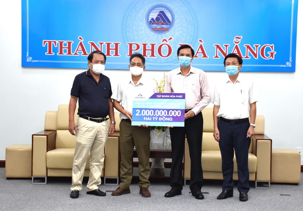 Đại diện lãnh đạo TP Đà Nẵng, tỉnh Quảng Nam, tỉnh Quảng Ngãi tiếp nhận ủng hộ từ Tập đoàn Hòa Phát. Ảnh Thanh Tùng.