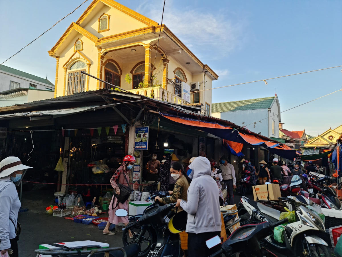 Bắt đầu từ ngày mai 20/8, người dân TP Vinh được cấp phiếu để đi chợ.