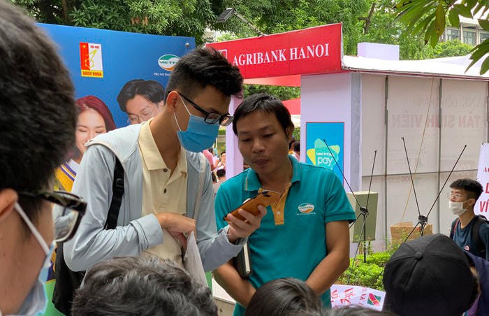 Sinh viên được tư vấn và hỗ trợ trực tiếp về việc đóng học phí qua ứng dụng ViettelPay. Nguồn: giaoduc.net.