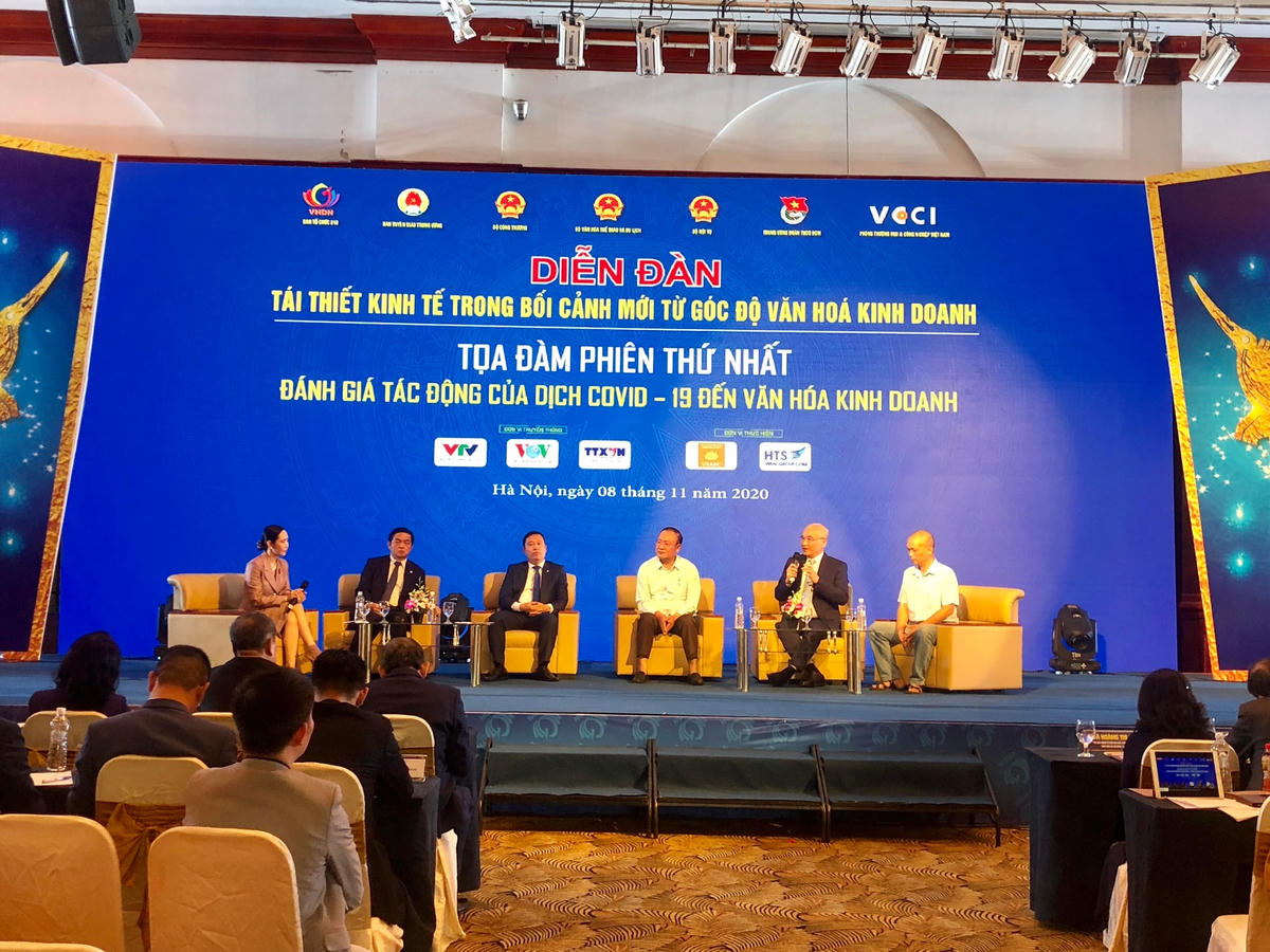 Các doanh nghiệp chia sẻ kinh nghiệm "vượt bão" tại Diễn đàn.