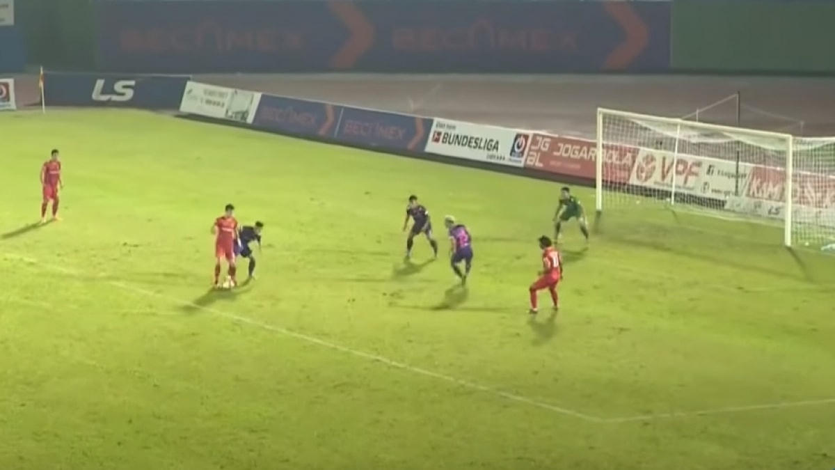 Tiến Linh xử lý rườm rà làm lỡ cơ hội ghi bàn ở trận gặp Sài Gòn FC.  