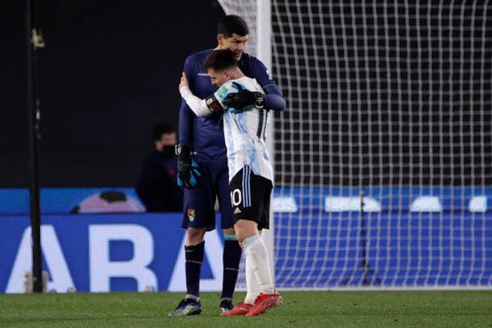 Siêu sao người Argentina bật khóc sau khi chính thức phá kỷ lục của Pele
