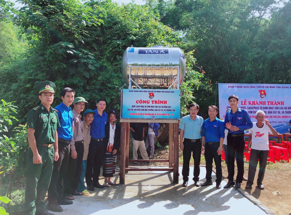 Bàn giao công trình nước sinh hoạt cho đồng bào ở bản Cây Sú.