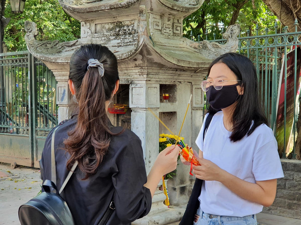 Nhiều sĩ tử mang cả bút, tẩy, máy tính...đến dâng lễ cầu may.