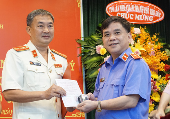 Ông Đỗ Mạnh Bổng (phải) trao quyết định và con dấu cho Viện trưởng Viện KSND thành phố Thủ Đức. (Nguồn: tuoitre.vn).