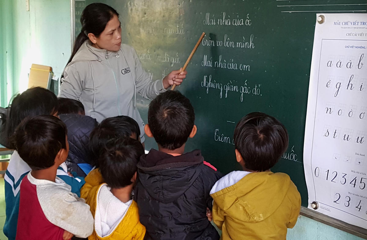 Cô H’Jen giảng bài cho học sinh trong giờ giải lao.