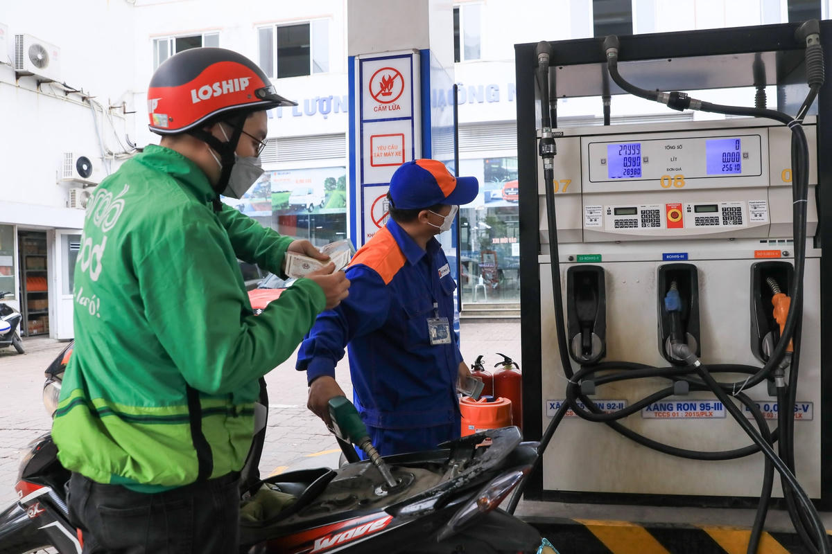 Giá xăng tăng cao tác động tới nhiều lĩnh vực hoạt động.