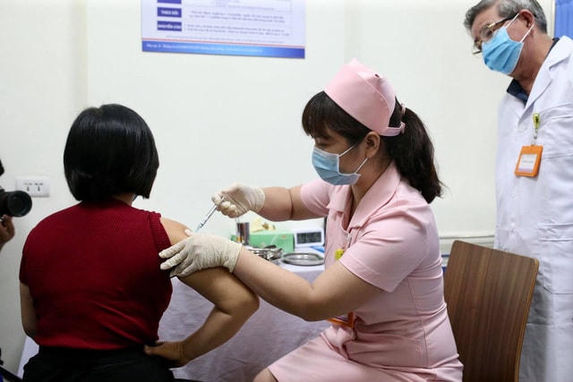 Tiêm thử nghiệm Covivac tại Đại học Y Hà Nội.