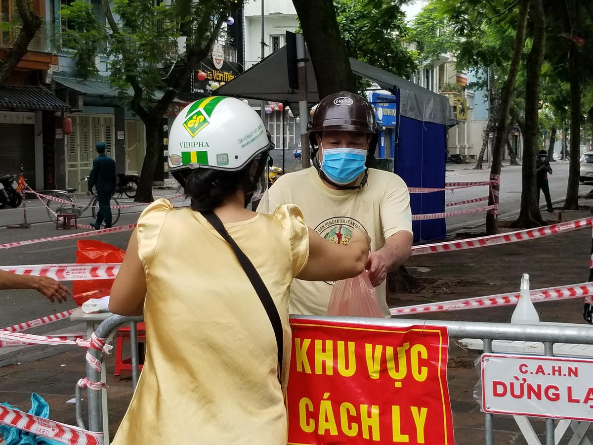Người dân trực tiếp tiếp tế thực phẩm vào trong khu cách ly.