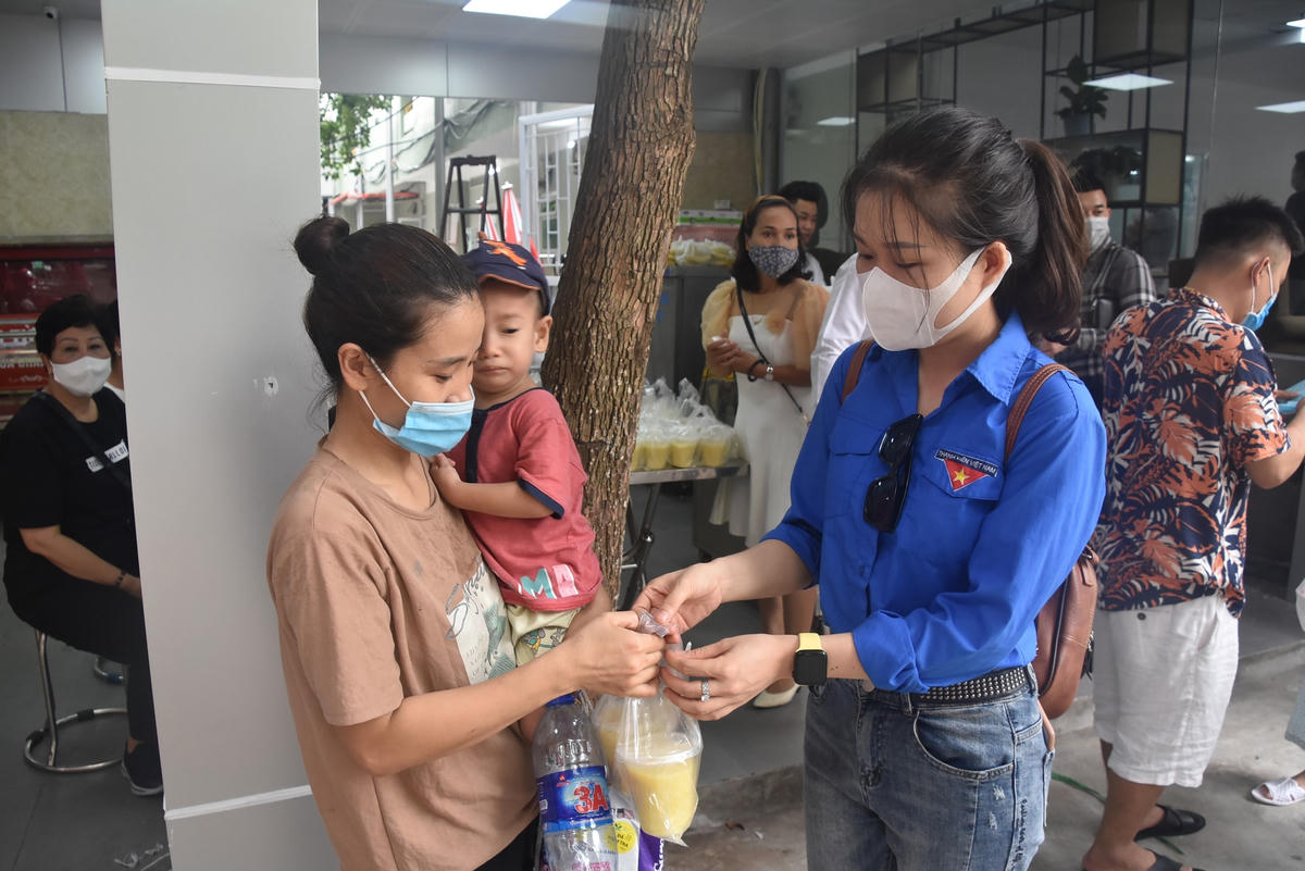 Đồng chí Trần Thị Ngọc Oanh, Bí thư Đoàn Thanh niên Báo Đại đoàn kết tặng suất ăn đến người bệnh.