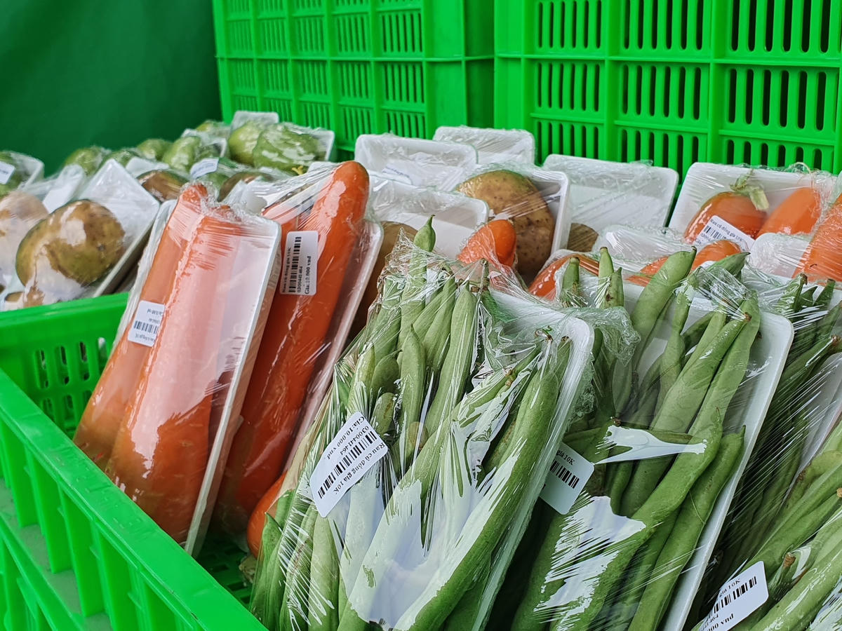 Mặt hàng chủ yếu của gian hàng này là rau củ quả phục vụ nhu cầu của người dân.