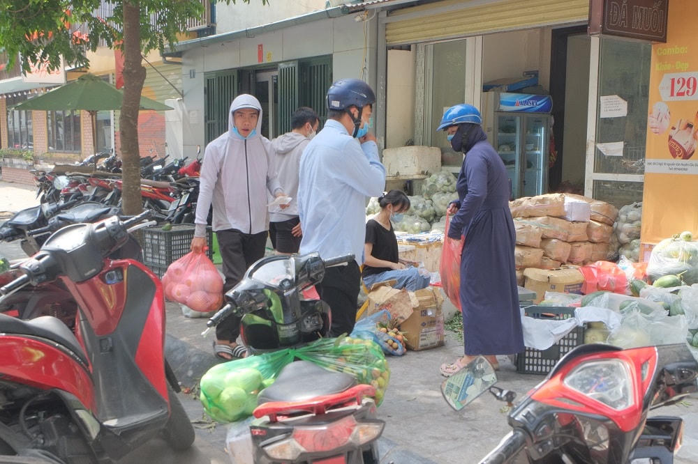 Từ sáng sớm ngày 31/5, nhiều người đã đến mua ủng hộ một số mặt hàng như vải, dưa hấu tại ngõ 10, đường Nguyễn Văn Huyên (Cầu Giấy, Hà Nội).
