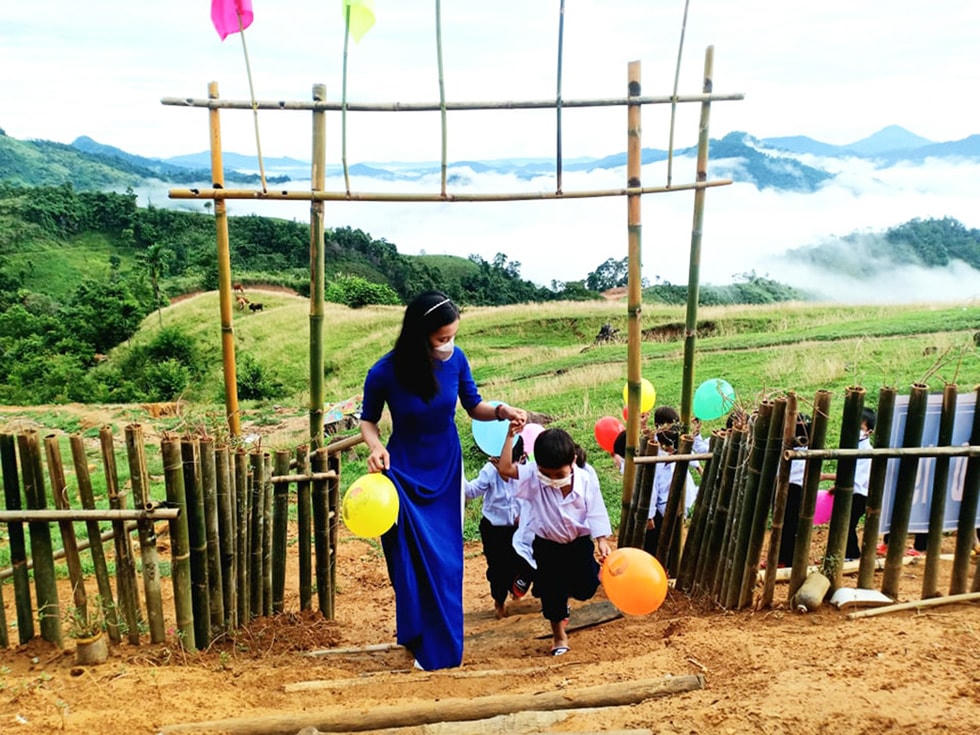Hãy dành cho học sinh những gì tốt đẹp nhất. Trong ảnh: Cô giáo Trà Thị Thu và học sinh ở điểm trường Tắk Pổ (xã Trà Tập, huyện Nam Trà My, Quảng Nam) trong ngày khai giảng năm học 2021-2022.