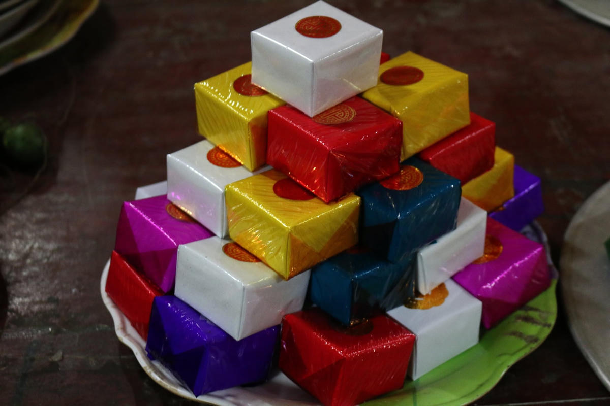 Những chiếc bánh khảo tự làm được đặt trang trọng lên bàn thờ tổ tiên trong dịp tết Nguyên đán.