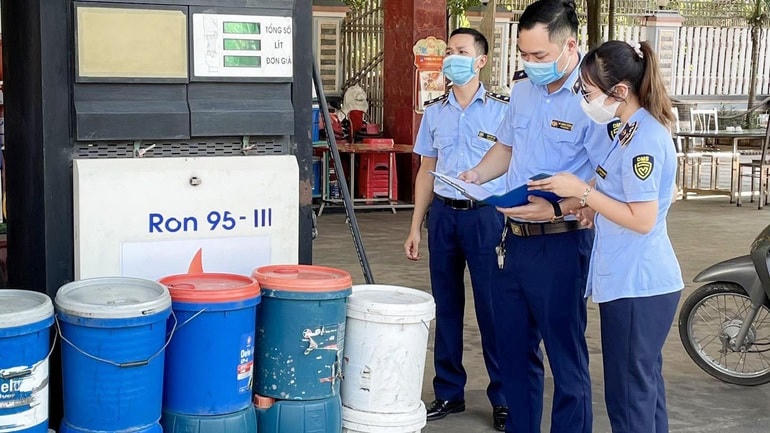 Lực lượng quản lý thị trường kiểm tra các cây xăng đóng cửa, ngừng bán (Ảnh: DMS).