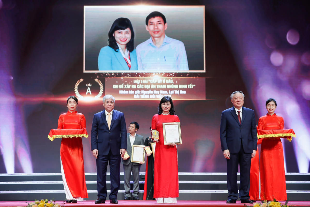 Chủ tịch UBTƯ MTTQ Việt Nam Đỗ Văn Chiến, Chánh án Tòa án nhân dân tối cao Nguyễn Hòa Bình trao giải A cho tác giả, nhóm tác giả.