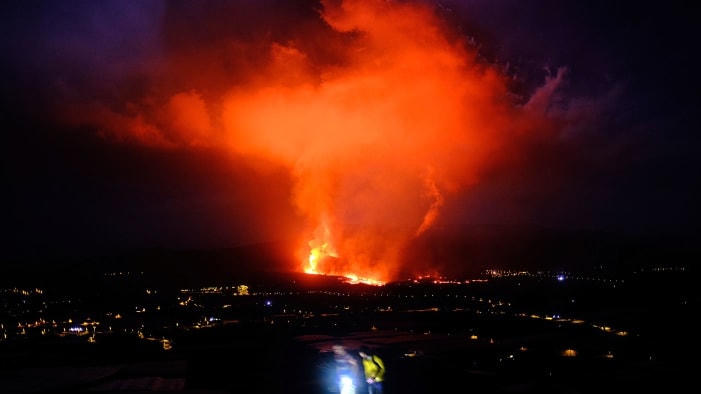 Núi lửa Cumbre Vieja trên đảo Canary của La Palma, Tây Ban Nha phun trào ngày càng mạnh. Ảnh CNN.  