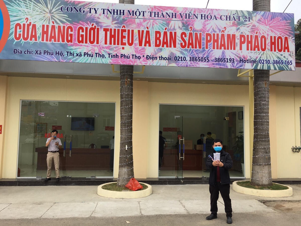 Cửa hàng bán và giới thiệu sản phẩm pháo hoa - Công ty TNHH MTV Hóa chất 21, xã Phú Hộ, thị xã Phú Thọ, tỉnh Phú Thọ (Ảnh: H.Tuân).