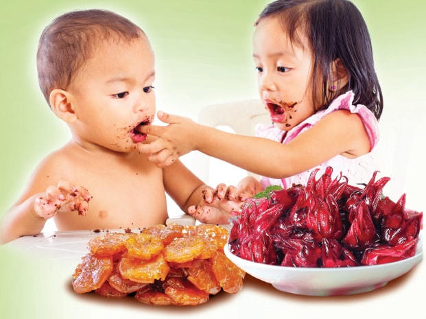 Trẻ ăn nhiều bánh kẹo ngọt dịp Tết dễ gây sâu răng