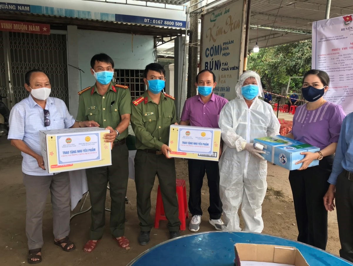 Trao tặng quà cho đơn vị chốt kiểm dịch Covid-19.