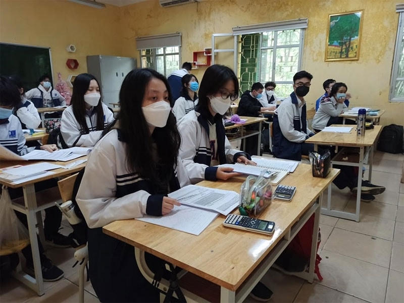 Học sinh Trường THPT Nguyễn Thị Minh Khai ( Hà Nội) chia ca học trực tiếp luân phiên các buổi trong tuần.