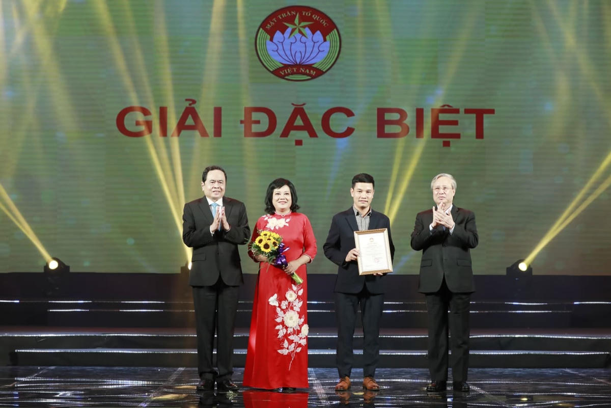 Ông Trần Quốc Vượng, Ủy viên Bộ Chính trị, Thường trực Ban Bí thư và ông Trần Thanh Mẫn, Bí thư Trung ương Đảng, Chủ tịch UBTƯ MTTQ Việt Nam trao giải Đặc biệt cho các tác giả với tác phẩm "Đoàn kết toàn dân chống dịch Covid-19", phát sóng trên kênh VTV1 Đài Truyền hình Việt Nam. Ảnh: Quang Vinh.