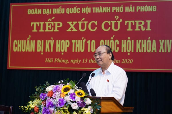 Thủ tướng trả lời những vấn đề cử tri quan tâm. Ảnh: Quang Hiếu.