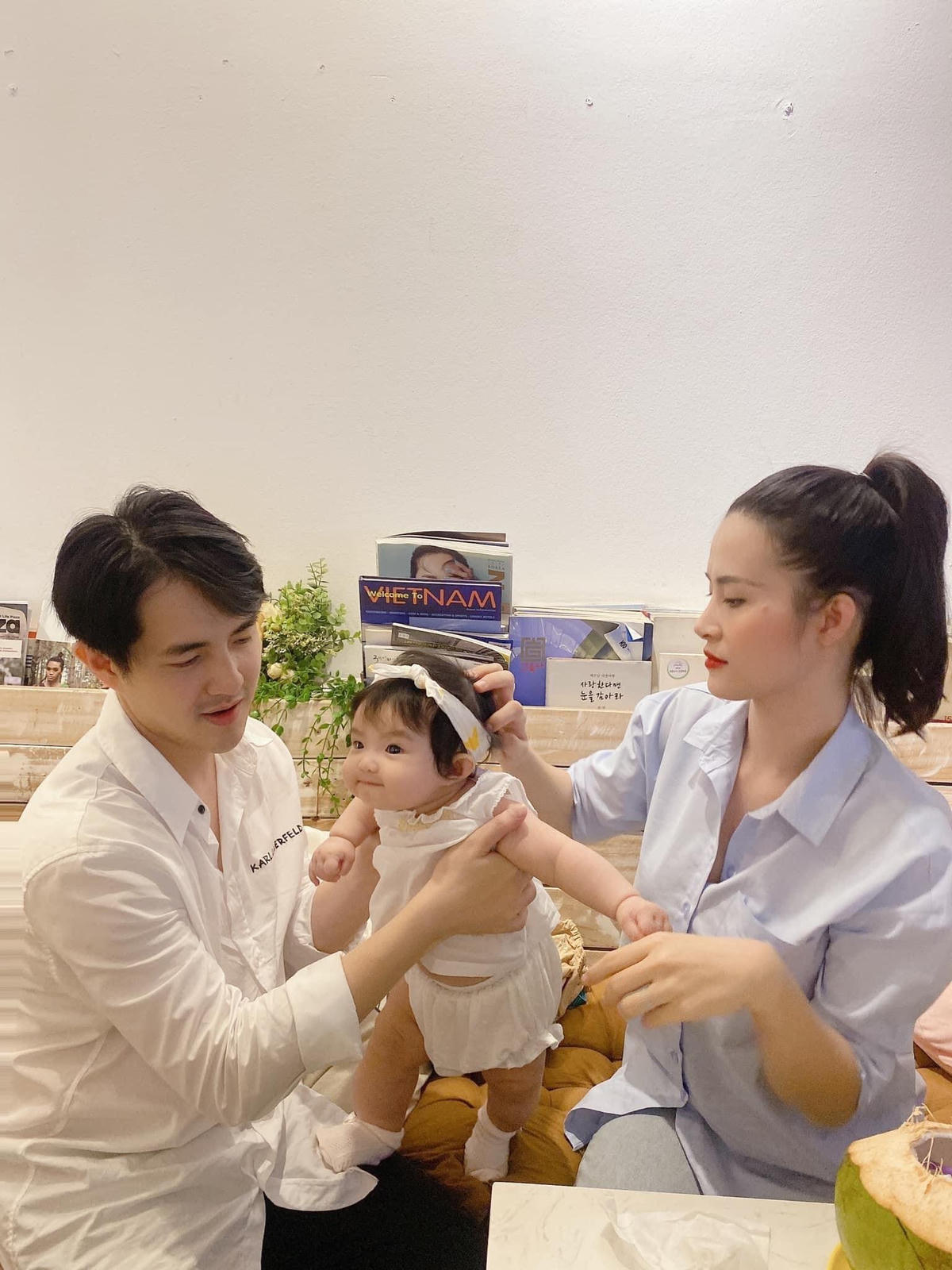 Con gái Đông Nhi – Ông Cao Thắng vơi vẻ mặt vô cùng hài ước. “Gia đình có ông bố, bà mẹ thích chơi búp bê và một em "búp bê bánh bao" mê được chơi cùng ba mẹ”.  