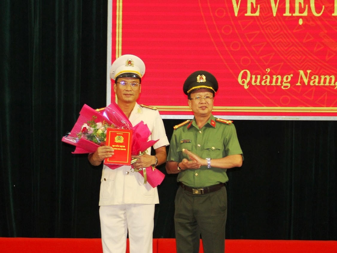 Đại tá Nguyễn Văn Phương trao Quyết định bổ nhiệm Thượng tá Hồ Song Ân.