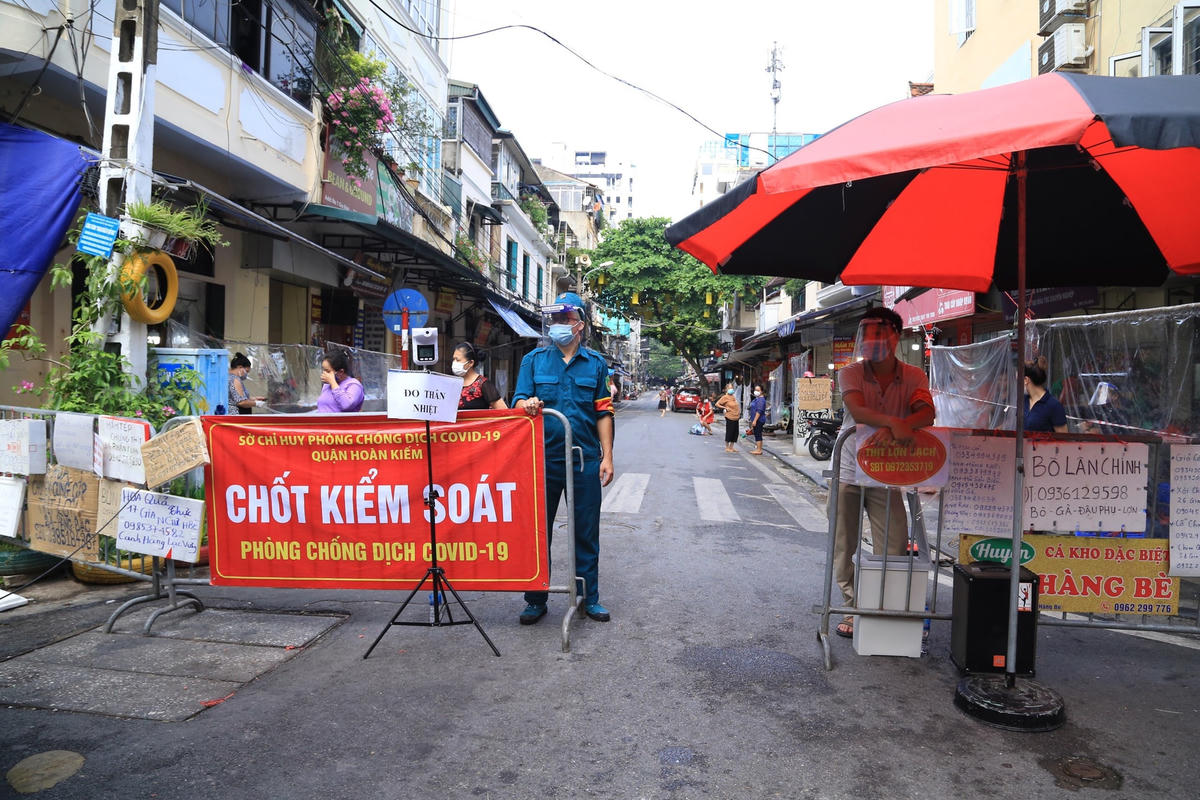 Lực lượng chức năng có mặt tại đầu chợ, liên tục nhắc nhở người dân, thực hiện nghiêm quy định giãn cách.